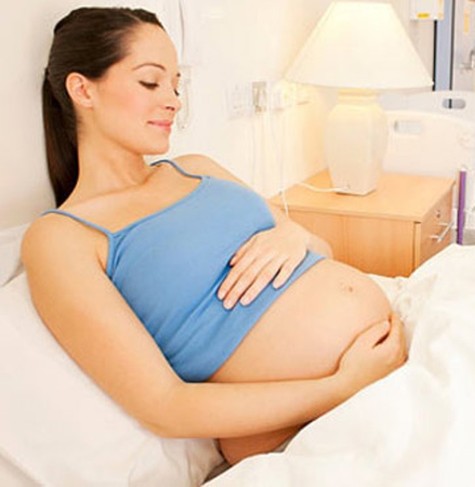 Mẹ bầu c&oacute; thể dưỡng da đơn giản bằng c&aacute;ch uống nhiều nước v&agrave; đi ngủ đ&uacute;ng giờ