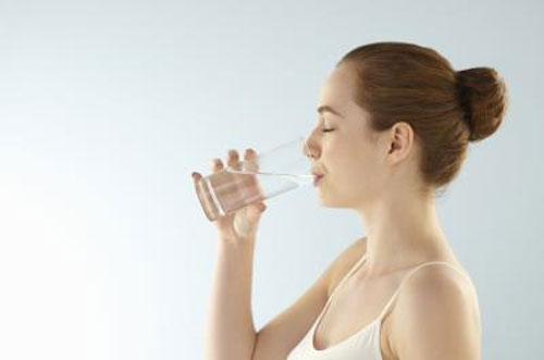 Uống nhiều nước giúp da luôn giữ được độ ẩm mượt và hạn chế tiết dầu. Uống nhiều nước giúp da luôn giữ được độ ẩm mượt và hạn chế tiết dầu.