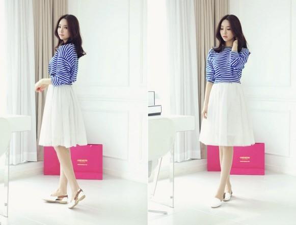 Ch&acirc;n v&aacute;y x&ograve;e midi m&agrave;u trắng nh&atilde; nhặn kết hợp với &aacute;o thun kẻ ngang mang phong c&aacute;ch nhẹ nh&agrave;ng, l&atilde;ng mạn