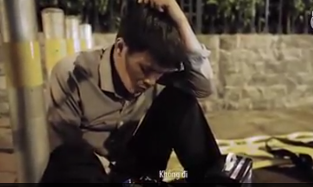 Sự thật về chiếc ch&acirc;n hoại tử l&ograve;i thịt của thanh ni&ecirc;n ăn xin tr&ecirc;n phố