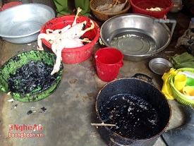 H&oacute;a chất m&agrave;u đen được sử dụng để l&agrave;m sạch l&ocirc;ng vịt