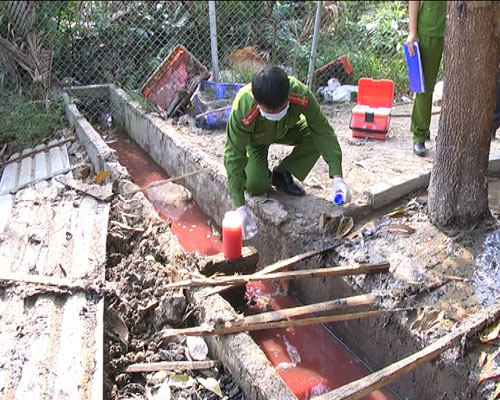 Đo&agrave;n kiểm tra thu mẫu tại cơ sở để ph&acirc;n t&iacute;ch 