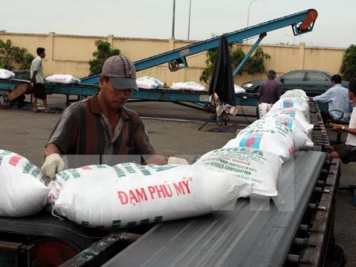 Bốc xếp sản phẩm ph&acirc;n đạm Ph&uacute; Mỹ tại cảng Cần Thơ
