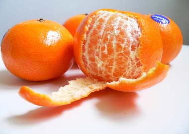 chống muỗi bằng c&aacute;ch đốt vỏ qu&yacute;t
