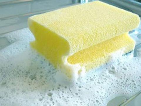 H&atilde;y pha lo&atilde;ng nước rửa b&aacute;t với nước sạch kết hợp với miếng rửa tạo bọt 