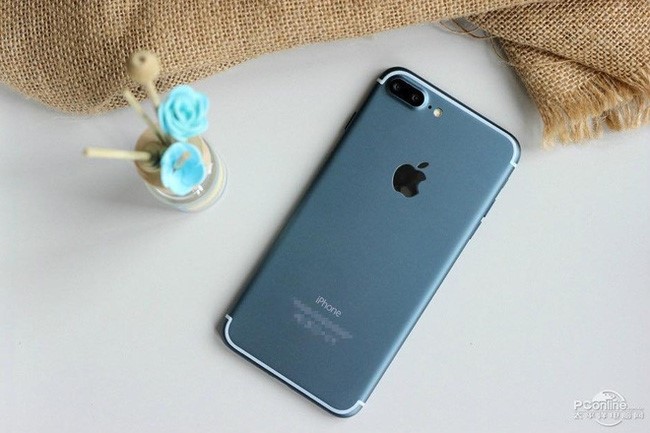 Ngoài tin đồn bỏ giắc cắm 3,5 mm truyền thống, iPhone 7 được cho là có hai phiên bản iPhone 7 và iPhone 7 Plus/ Pro, cùng với đó Apple sẽ khai tử bản 16 GB thay bằng 32 GB.
