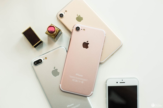 Thời điểm Apple giới thiệu chiếc smartphone thế hệ tiếp theo không còn xa và những ngày gần đây tin tức rò rỉ về siêu phẩm này cũng xuất hiện rất nhiều. Bên cạnh những hình ảnh bản mẫu thiết kế của iPhone thế hệ mới, hôm nay cộng đồng mạng lại tiếp tục xôn xao khi bảng thông số cấu hình cũng bị lộ ra, trong đó có một số điểm sẽ khiến nhiều người bất ngờ.