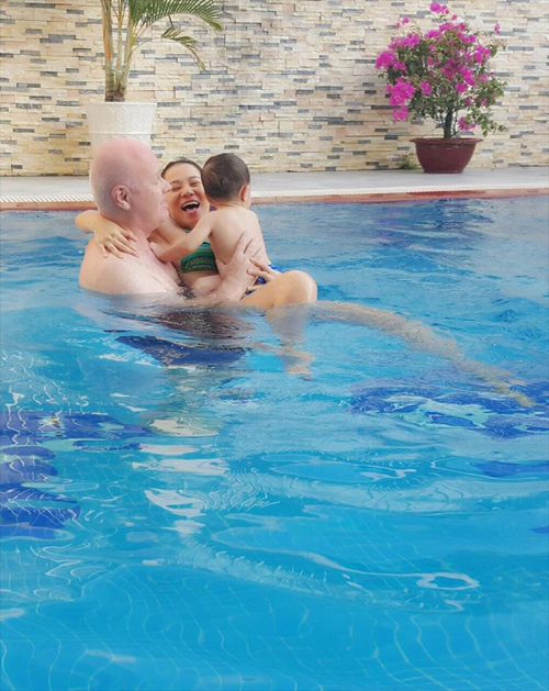 Bể bơi bên trong biệt thự để Đăng ký và nhận 60K 24 bao lì xì miễn phí mỗi ngày cùng thư giãn.