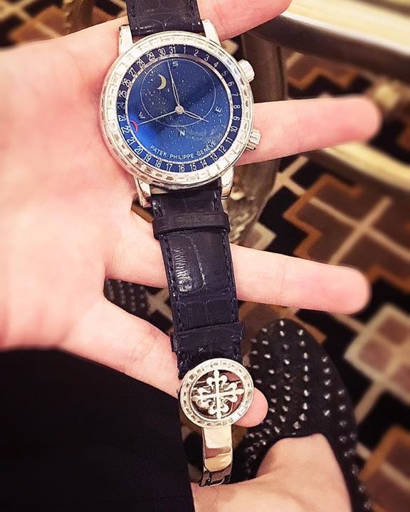 Patek Philippe Geneve Sky Chart 6103G với 38 viên kim cương trên mặt đồng hồ và 22 viên kim cương ở phần chốt khoá an toàn.