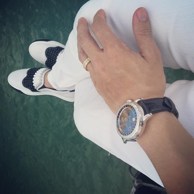 Chiếc đồng hồ Patek Philippe Geneve Sky Chart 6103G không chỉ có giá trị với những vật liệu xa xỉ như vàng và kim cương mà còn có giá trị với hàm chứa công nghệ về đồng hồ bên trong. Ảnh: Facebook nhân vật