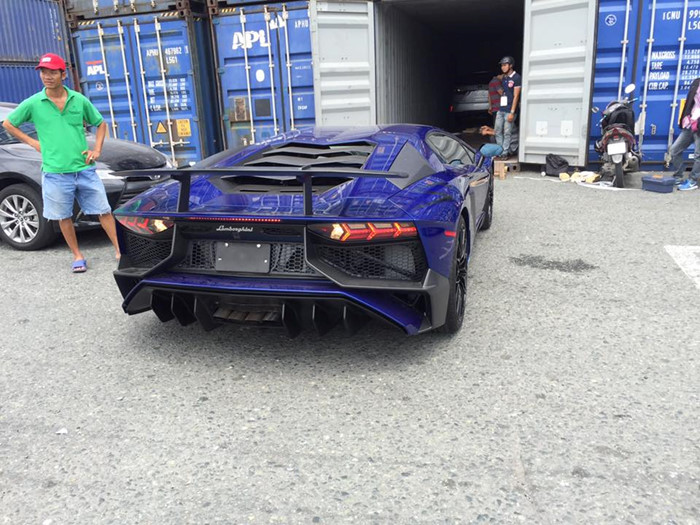 Về Việt Nam, do sử dụng động cơ dung tích 6.5L nên Aventador SV sẽ bị áp mức thuế tiêu thụ đặc biệt mới là 150% có hiệu lực từ ngày 01/07/2016, thay vì mức 60% như trước đây. Tại thị trường Mỹ, giá bán của một chiếc Lamborghini Aventador SV mới là khoảng 490.000 USD. Hiện chưa rõ vị đại gia nào sẽ là chủ nhân tiếp theo sở hữu chú “siêu bò” của loại xe Lamborghini.