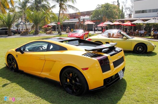 Chỉ ít ngày sau khi chiếc Gallardo đầu tiên về Việt Nam, một mẫu Gallardo SE phiên bản giới hạn cũng được đưa về Việt Nam. Chủ nhân đầu tiên của chiếc xe này là Chí Vỹ (biệt danh Cu Way), một thiếu gia Sài Gòn có tiếng trong giới chơi xe.Gallardo SE là phiên bản giới hạn, chữ SE có nghĩa là “special edition”. Lamborghini chỉ sản xuất 250 chiếc Gallardo SE vào năm 2005. Chiếc xe tại Việt Nam mang số tứ tự 249. Ảnh: Zing