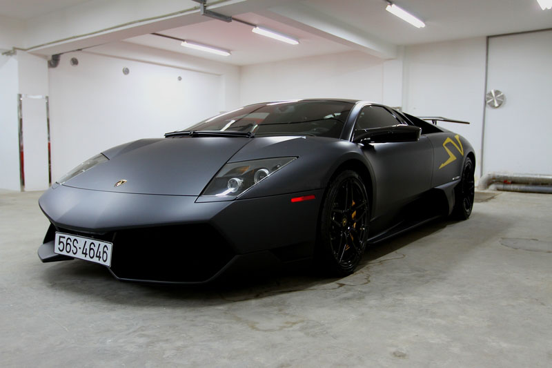 Lamborghini LP670-4 SV: Lamborghini LP 670-4 SV được xem là siêu xe hầm hố và mạnh nhất của dòng Murcielago. Siêu xe Lamborghini LP 670-4 SV do Nhật Minh sở hữu mang số thứ tự 46 và cũng là chiếc LP 670-4 SV độc nhất trên thế giới mang màu sơn đen mờ với logo SV lớn phía đuôi xe cùng má phanh màu vàng nổi bật. Siêu xe này càng trở nên độc hơn khi về Việt Nam được mang biển đăng ký 56S-4646 trùng với số thứ tự xe. Theo ước tính của giới chơi xe, sau khi về Việt Nam LP 670-4 SV có giá hơn 1,1 triệu USD khi đóng đầy đủ thuế.