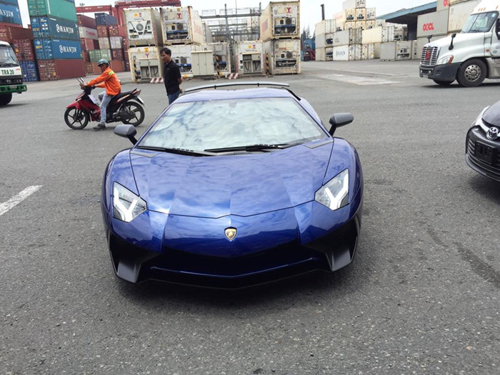 Lamborghini Aventador LP 750-4 SuperVeloce đầu tiên về Việt Nam hồi giữa tháng 7 năm nay. Trong số 9 chiếc Aventador hiện có mặt tại Việt Nam, đây là chiếc mạnh nhất, đắt nhất và cũng hiếm nhất. Lamborghini tuyên bố chỉ sản xuất 600 chiếc Aventador SV trên toàn cầu.