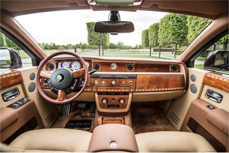 Mẫu Phantom đặc biệt này được thiết kế và chế tạo bởi bộ phận Rolls-Royce Bespoke tại nhà máy Rolls-Royce Goodwood, với 460 giờ sản xuất cơ bản của mẫu xe Phantom cộng thêm 260 giờ sản xuất dành do công tác thiết kế và chế tác các chi tiết Bespoke thủ công đặc biệt. Xe có ngoại thất màu đỏ Madeira đậm. Trong khi đó điểm nhấn bên trong là các họa tiết mang hình ảnh Ông Ba Mươi được thể hiện trên các chi tiết và tiện nghi nội thất riêng dành cho chủ nhân, tựa đầu lưng ghế, vịn nghỉ tay hàng ghế sau. Ảnh: Rolls-Royce
