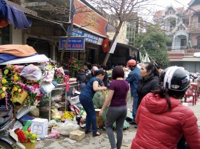 Tiểu thương chợ Hiếu dọn dẹp t&agrave;i sản sau vụ ch&aacute;y lớn