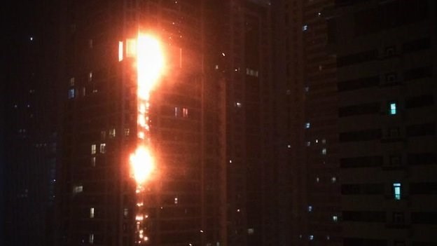 H&agrave;ng ng&agrave;n người phải sơ t&aacute;n sau vụ ch&aacute;y chung cư ở t&ograve;a nh&agrave; Torch
