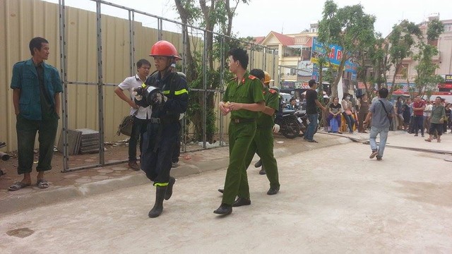 Ngay khi nhận được tin ch&aacute;y mới nhất về vụ ch&aacute;y chung cư Linh Đ&agrave;m, lực lượng PCCC đ&atilde; c&oacute; mặt tại hiện trường
