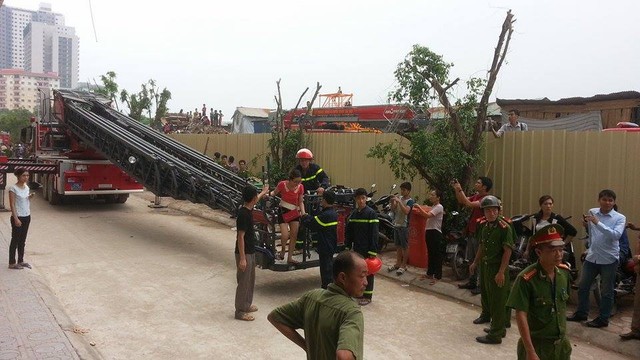 Nạn nh&acirc;n đầu ti&ecirc;n của vụ ch&aacute;y ở Linh Đ&agrave;m H&agrave; Nội đ&atilde; được c&aacute;c chiến sỹ đưa xuống mặt đất