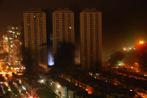 Ngoài việc dùng kêu gọi loa, cử trình sát đi khắp các tầng của các tòa nhà CT4A, CT4B ở khu đô thị Xa La thì lực lượng cứu hộ còn dùng thêm flycam để quan sát từ trên không các vị trí có thể có người cần cứu trợ như ban công, cửa thoát hiểm. Ảnh Đất Việt