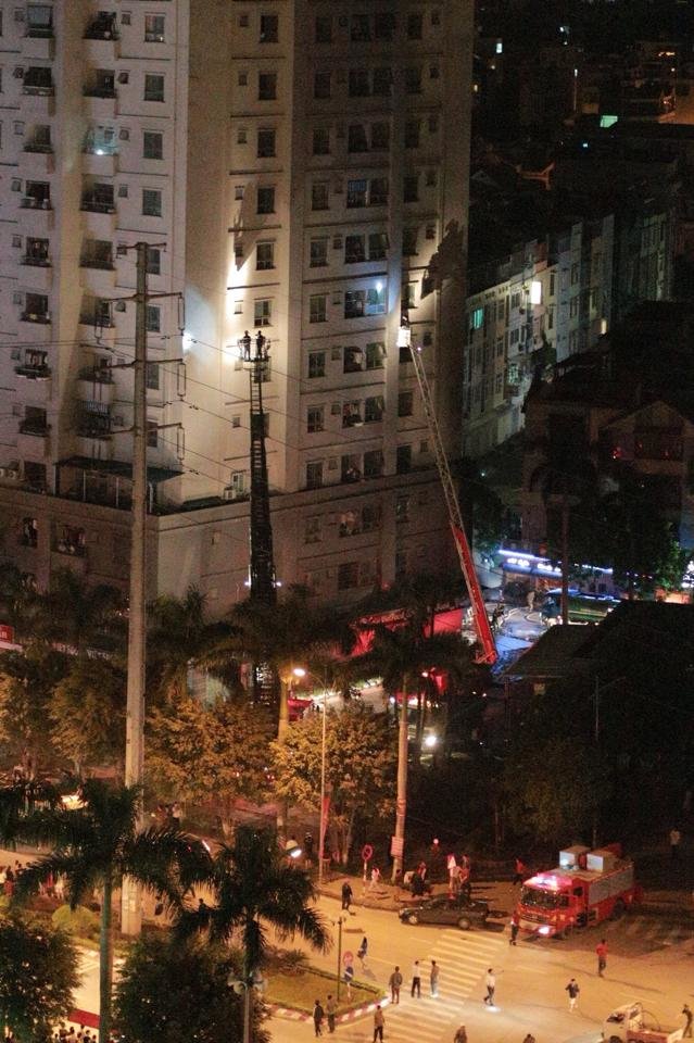  Như đã biết, khoảng 19h30 ngày 11/10, tại tòa nhà CT4, khu đô thị Xa La Hà Đông đã xảy ra một vụ cháy lớn. Sau đó khoảng 30 phút, người ta bắt đầu nghe những tiếng nổ lớn từ tầng hầm của toà nhà CT4A, CT4B rồi khói ùn lên đen kịt từ hầm. Ảnh Tuổi Trẻ