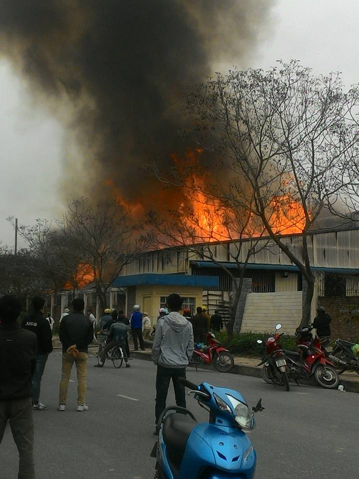 Nhiều người d&acirc;n đứng ngo&agrave;i hiện trường nh&igrave;n ngọn lửa bốc ch&aacute;y