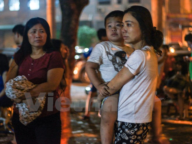 Nhiều em nhỏ ngơ ngác khi đang ngủ ngon nhưng lúc tỉnh dậy lại thấy đang ở ngoài đường trong cảnh hỗn loạn Nhiều em nhỏ ngơ ngác khi đang ngủ ngon nhưng lúc tỉnh dậy lại thấy đang ở ngoài đường trong cảnh hỗn loạn