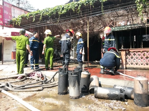 Hàng chục bình gas cháy đen tại hiện trường vụ cháy lớn ở Hải Phòng Hàng chục bình gas cháy đen tại hiện trường vụ cháy lớn ở Hải Phòng