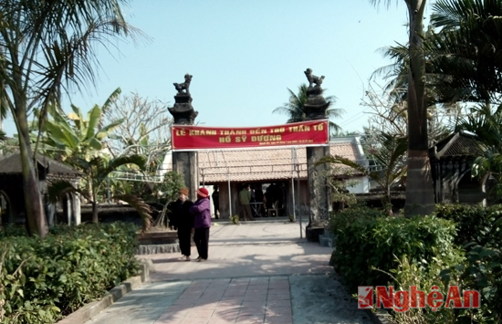 Đền thờ Hồ Sỹ Dương trước l&uacute;c xảy ra vụ ch&aacute;y lớn