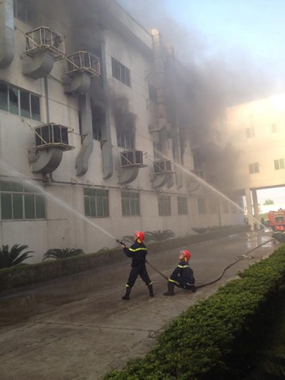 Lực lượng cứu hỏa t&iacute;ch cực chữa ch&aacute;y tại khu c&ocirc;ng nghiệp Quế V&otilde;, Bắc Ninh