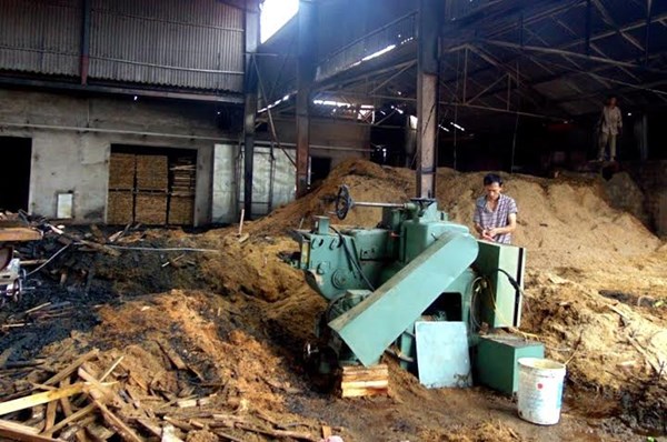 Ch&aacute;y lớn xưởng gỗ l&uacute;c rạng s&aacute;ng do chập điện