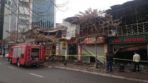 ngọn lửa được cho l&agrave; b&ugrave;ng ph&aacute;t tại qu&aacute;n lẩu nướng số 93B Nguyễn Khang
