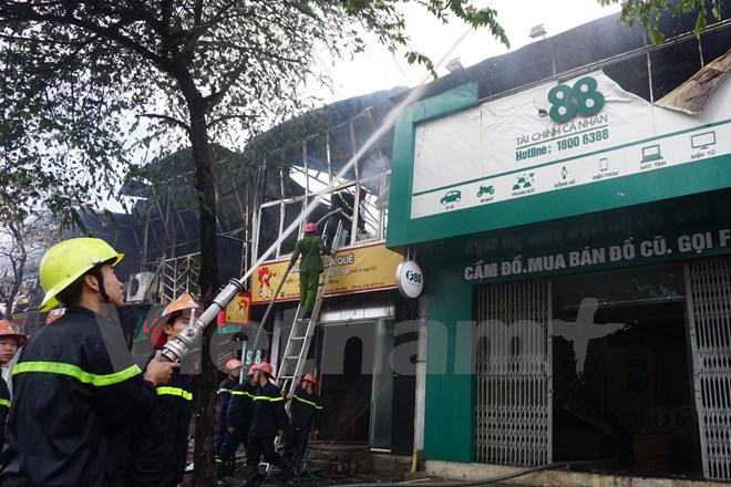 Khoảng hơn 1 tiếng sau lực lượng cứu hỏa đ&atilde; khống chế được đ&aacute;m ch&aacute;y.
