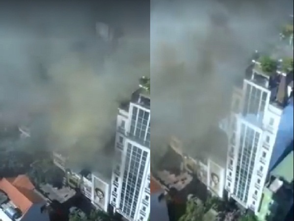 Khói nghi ngút phát ra từ vụ cháy nhà hàng Trúc Lâm Trai ở số 39 phố Lê Ngọc Hân nhìn từ trên cao Khói nghi ngút phát ra từ vụ cháy nhà hàng Trúc Lâm Trai ở số 39 phố Lê Ngọc Hân nhìn từ trên cao