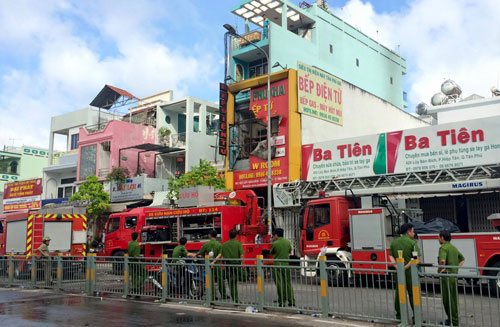 Hiện trường vụ ch&aacute;y lớn đang được cơ quan chức năng phong tỏa, kh&aacute;m nghiệm...