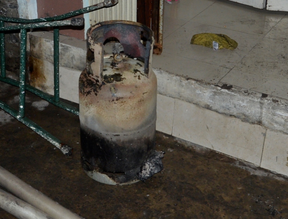 Một b&igrave;nh gas loại 12kg được đưa ra khỏi hiện trường vụ ch&aacute;y nh&agrave; ở th&agrave;nh phố HCM