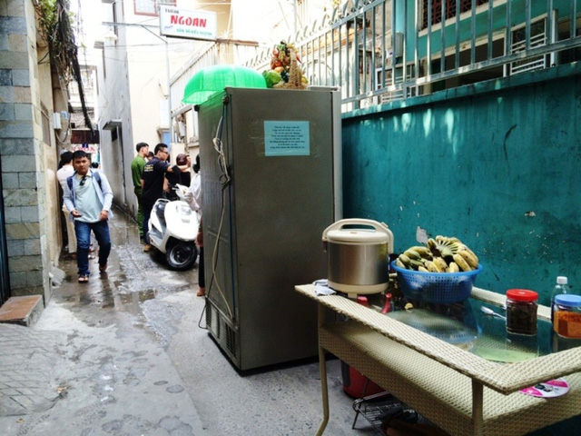 Ngay sau khi ph&aacute;t hiện ch&aacute;y nh&agrave;, người d&acirc;n đ&atilde; vội sơ t&aacute;n đồ đạc ra ph&iacute;a đường