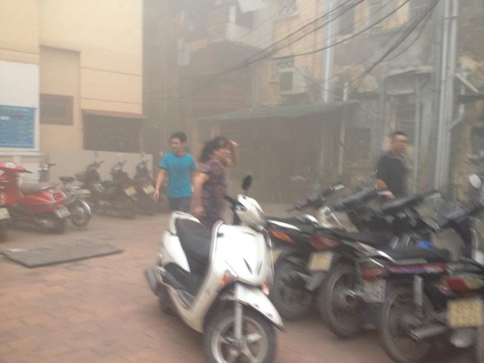 Nhiều người dân mang xe máy ra sau tòa nhà bị cháy để tránh phát nổ Nhiều người dân mang xe máy ra sau tòa nhà bị cháy để tránh phát nổ