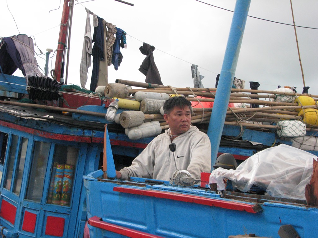 Thuyền  trưởng t&agrave;u c&aacute; Quảng Ng&atilde;i bị đ&acirc;m ch&igrave;m x&oacute;t xa nh&igrave;n đống đổ n&aacute;t tr&ecirc;n t&agrave;u