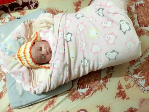 Em b&eacute; bị bỏ rơi ở Y&ecirc;n B&aacute;i rất kh&aacute;u khỉnh, c&oacute; c&acirc;n nặng 3,5kg