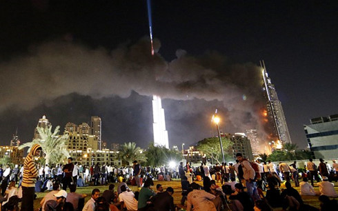 Đ&aacute;m ch&aacute;y xuất hiện chỉ v&agrave;i giờ trước thời điểm Dubai bước sang năm mới 2016. 