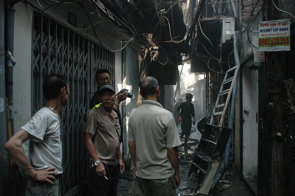 Một người đ&agrave;n &ocirc;ng chạy ra từ trong đ&aacute;m ch&aacute;y sau tiếng nổ lớn v&agrave; bị thương