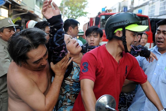 Người d&acirc;n kh&oacute;c ngất v&igrave; nh&agrave; bị ch&aacute;y đột ngột