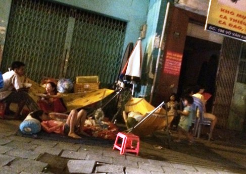 dọc lề đường Yersin, đại lộ V&otilde; Văn Kiệt nhiều người hết đứng, ngồi rồi lại nằm.