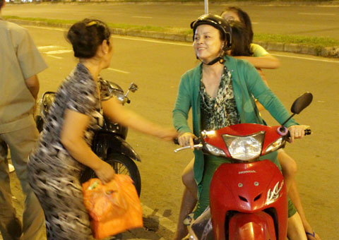 G&oacute;i qu&agrave; san sẻ t&igrave;nh người sau trận ch&aacute;y kinh ho&agrave;ng