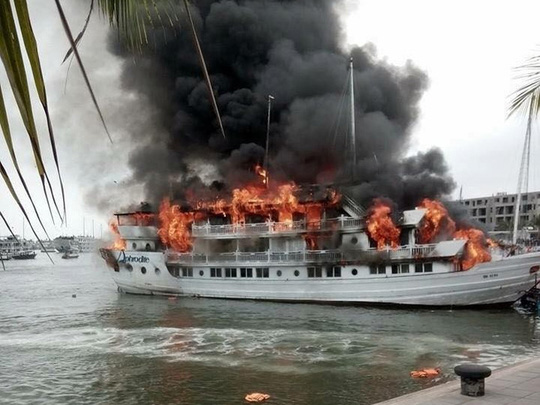 Nguy&ecirc;n nh&acirc;n ban đầu khiến t&agrave;u du lịch bốc ch&aacute;y được cho l&agrave; do r&ograve; rỉ kh&iacute; gas