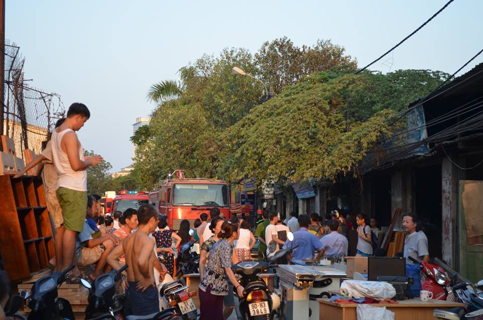 Ngọn lửa dữ dội thi&ecirc;u rụi xưởng gỗ