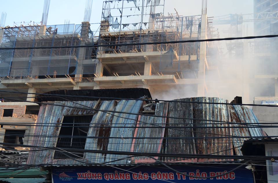 Ngọn lửa dữ dội thi&ecirc;u rụi xưởng gỗ