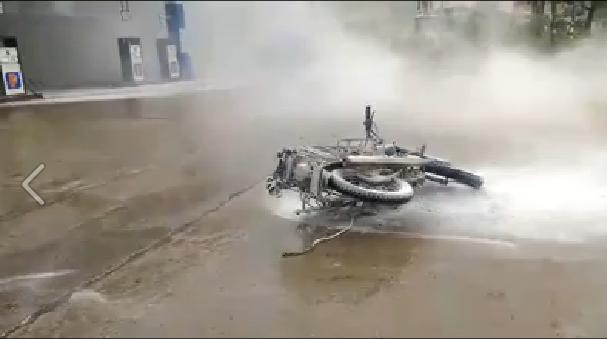 c&acirc;y xăng ch&aacute;y thi&ecirc;u rụi xe m&aacute;y