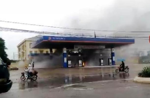 C&acirc;y xăng ở M&oacute;ng C&aacute;i ch&aacute;y